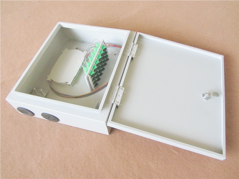 Glasfaserverteilbox (FDB), Outdoor, SC, 24 Fasern, mit ersetzbaren Patchpanels, Gehäuse aus kaltgewalztem Stahl mit Pulverbeschichtung, 350x300x105mm, ohne Adapter, Pigtails